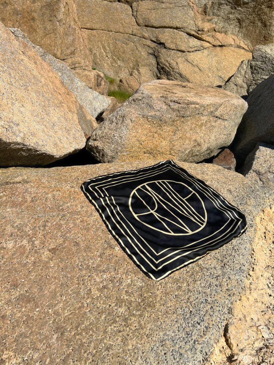 Arnie Says Ikon Scarf Black/White