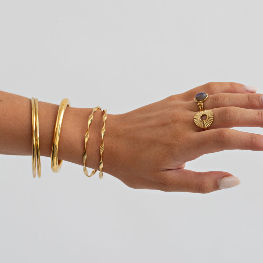 Timi Of Sweden Juniper Wavy Twisted Bangle Armbånd