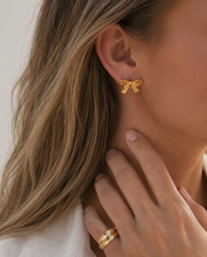 Made by Stella Jewellery Golden Bow Earrings | Gullbelagte sløyfeøredobber