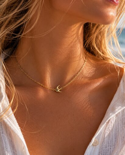 Made by Stella Jewellery Wings of Light Necklace | Gullbelagt smykke med fugl