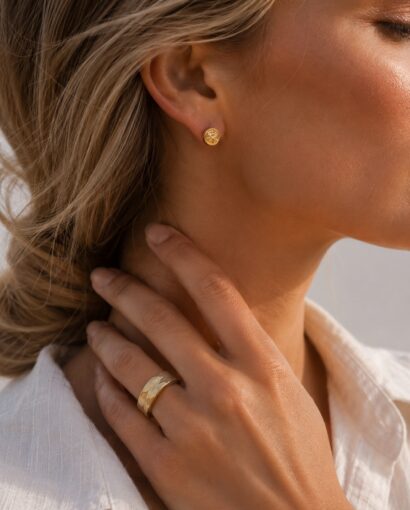 Made by Stella Jewellery Fortuna Studs | Gullbelagte øredobber med antikk uttrykk