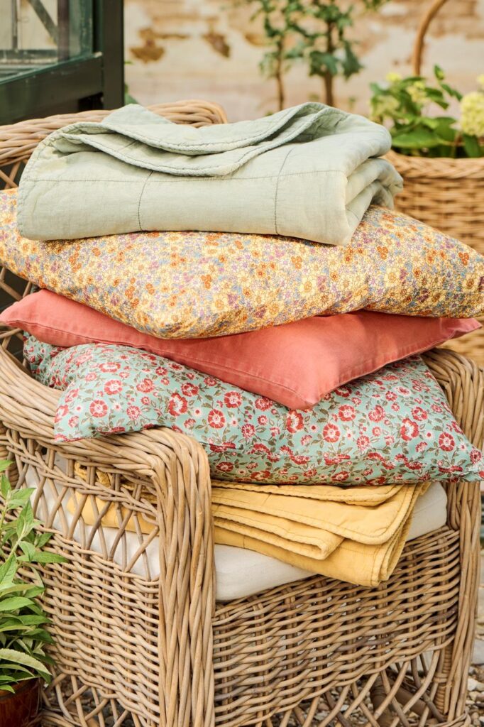 Ib Laursen Pute Grønn m/blomster 60×60