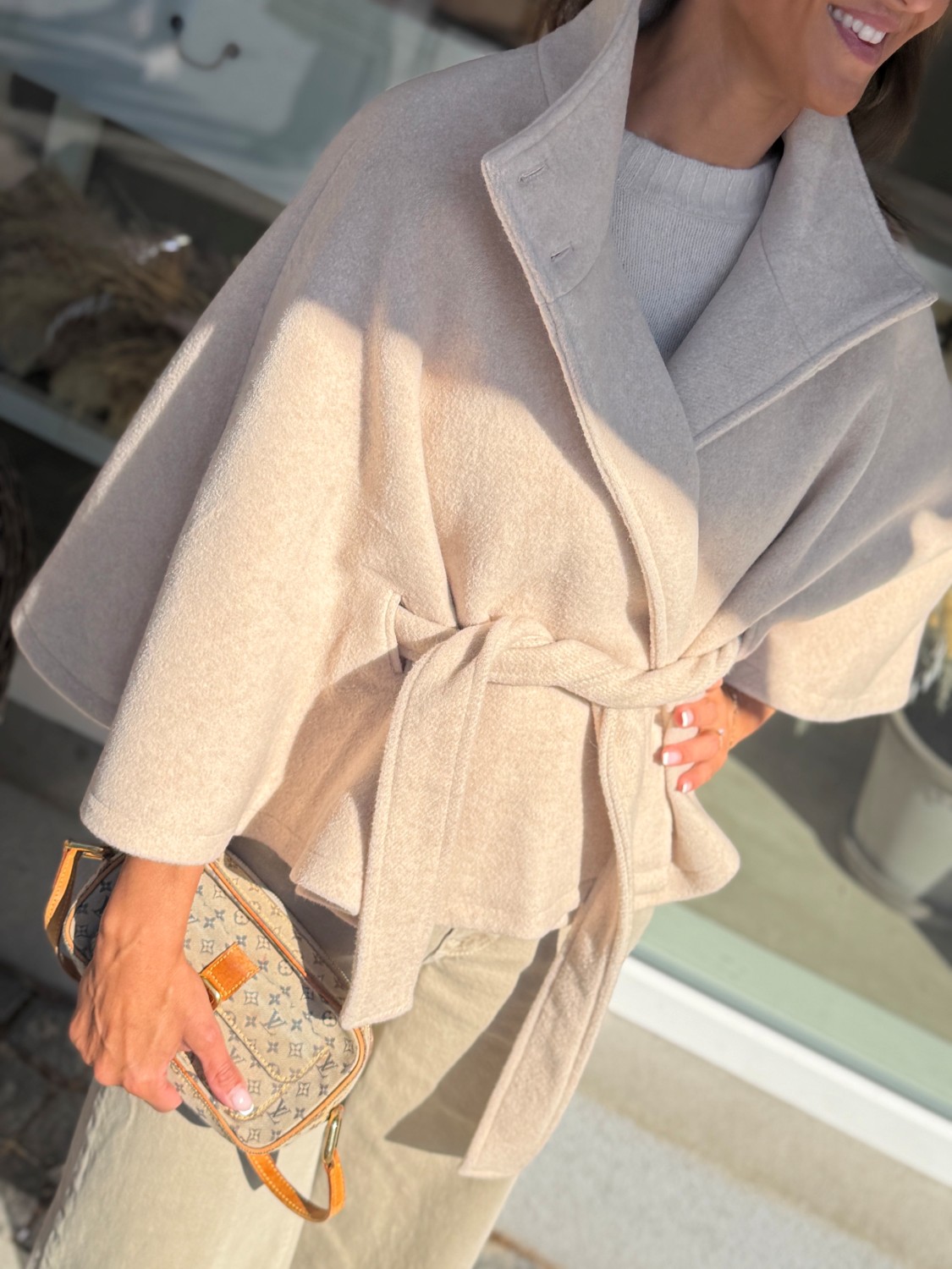 Neo Noir Zanna Cape Sand – Beige cape i ullblanding med belte