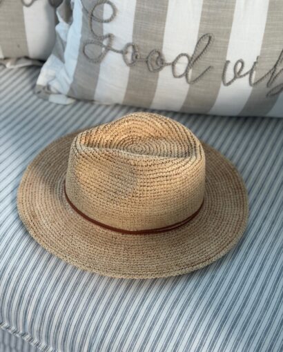Nohr Lillian Panama Hat Raffia Sand – Stråhatt med skinnreim
