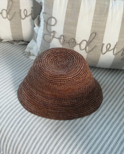 Nohr Etienne Bucket Hat Brown – Brun bøttehatt i tidløs stil