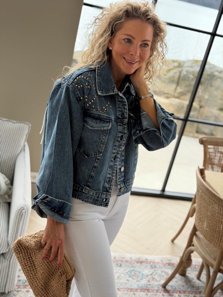 YAS Vision Denim Jacket med Eksklusive Broderier – Premium Jeansjakke til Dame