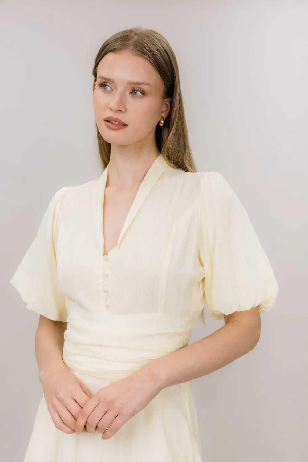 Urban Pioneers Papira Dress Yellow Stripes – Stripete bomullskjole med feminin silhuett