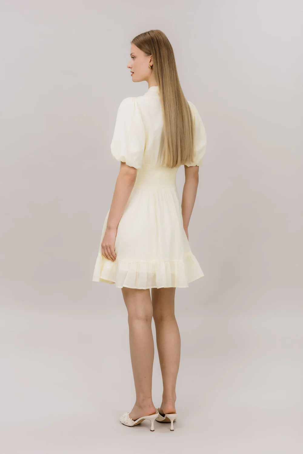 Urban Pioneers Papira Dress Yellow Stripes – Stripete bomullskjole med feminin silhuett