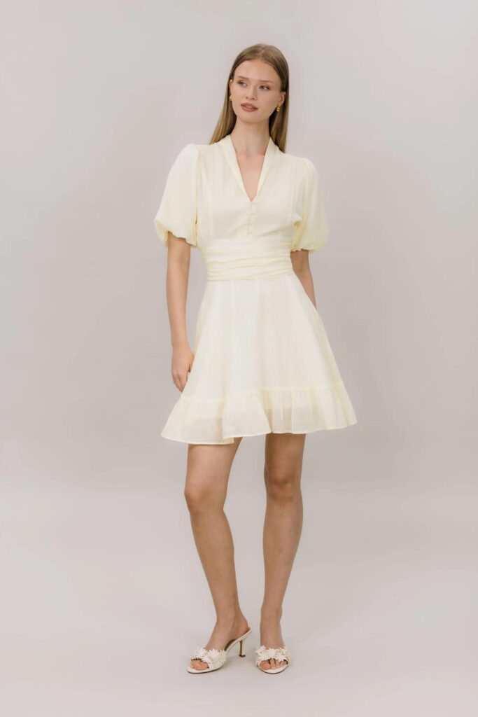Urban Pioneers Papira Dress Yellow Stripes – Stripete bomullskjole med feminin silhuett