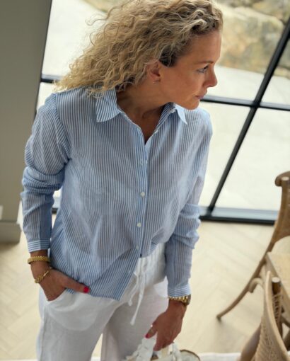 Urban Pioneers Aja Shirt Blue Stripe – Stripete bomullsskjorte med feminin passform