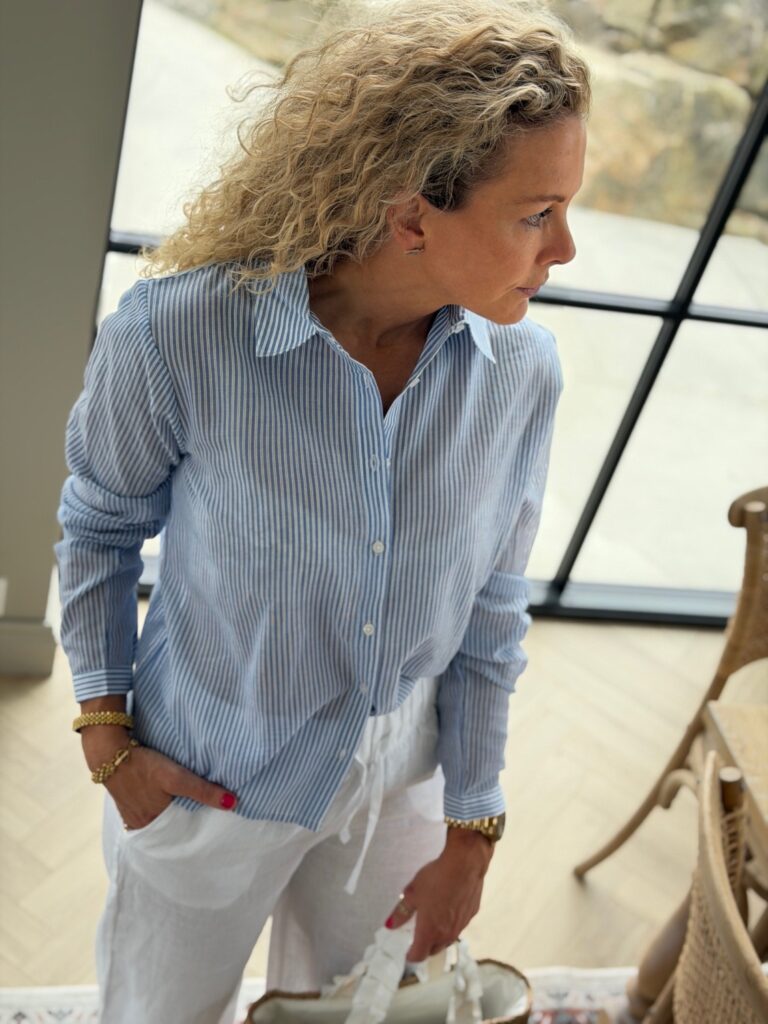 Urban Pioneers Aja Shirt Blue Stripe – Stripete bomullsskjorte med feminin passform