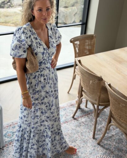 Leonora Dress Porcelain Blue fra Miss Maya – Feminin og tidløs kjole