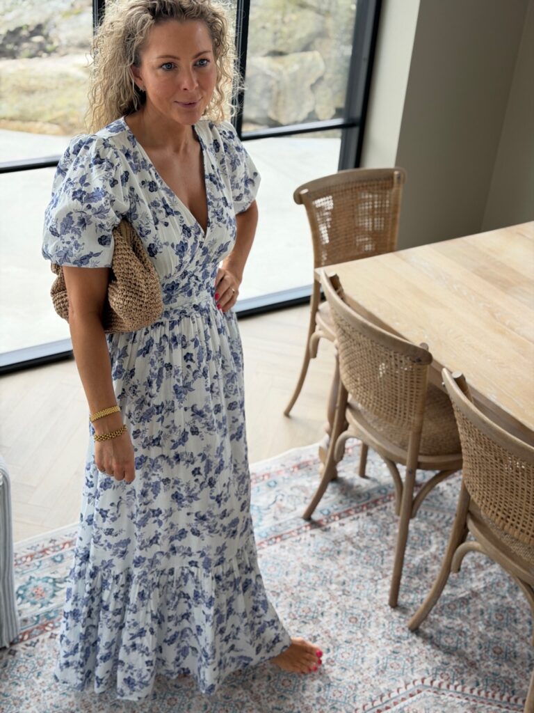 Leonora Dress Porcelain Blue fra Miss Maya – Feminin og tidløs kjole