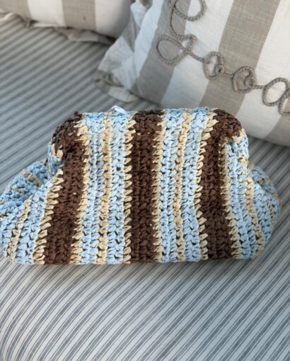 Nohr Emma Clutch Raffia Lys Blå – Clutch i raffia