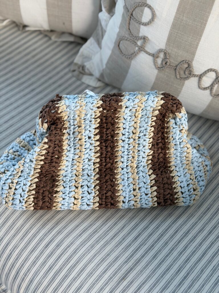 Nohr Emma Clutch Raffia Lys Blå – Clutch i raffia