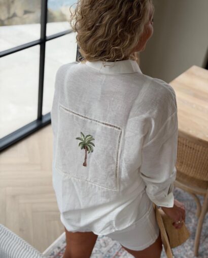 Close To My Heart Lorelei Shirt – Hvit lin- og bomullsskjorte med broderier og hullmønster bak | Fem