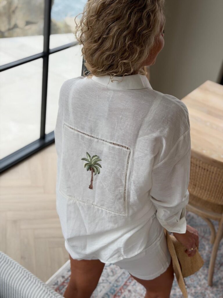 Close To My Heart Lorelei Shirt – Hvit lin- og bomullsskjorte med broderier og hullmønster bak | Fem