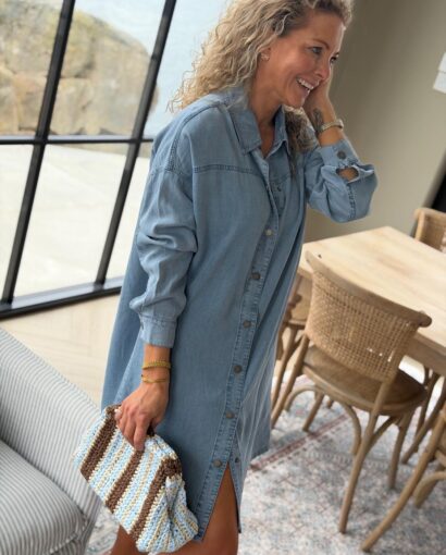 My Essential Wardrobe Nelly Shirtdress – Lyseblå skjortekjole | Feminin og tidløs kjole