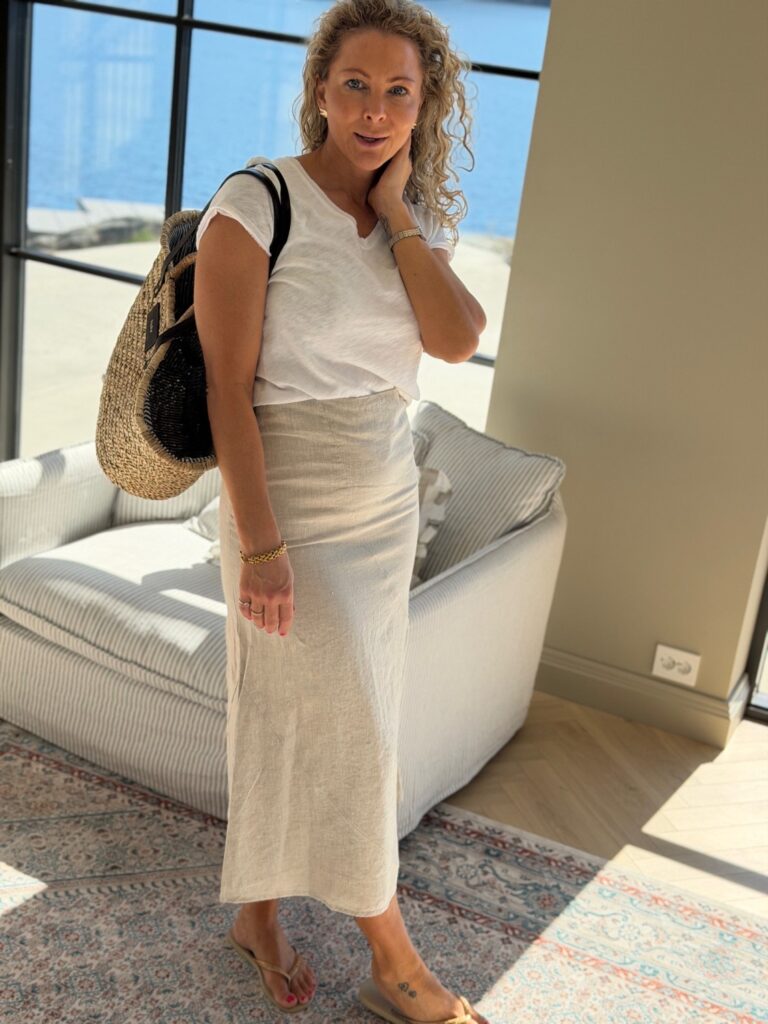 Urban Pioneers Valeria Skirt Sand – Midi linskjørt med klassisk passform