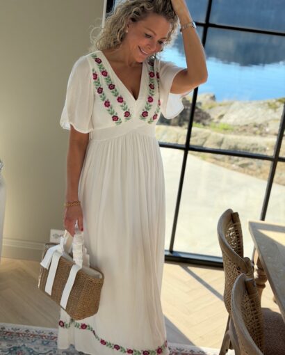 YAS Chella Maxi Smock Fest Dress – Sommerkjole i viskose med broderier