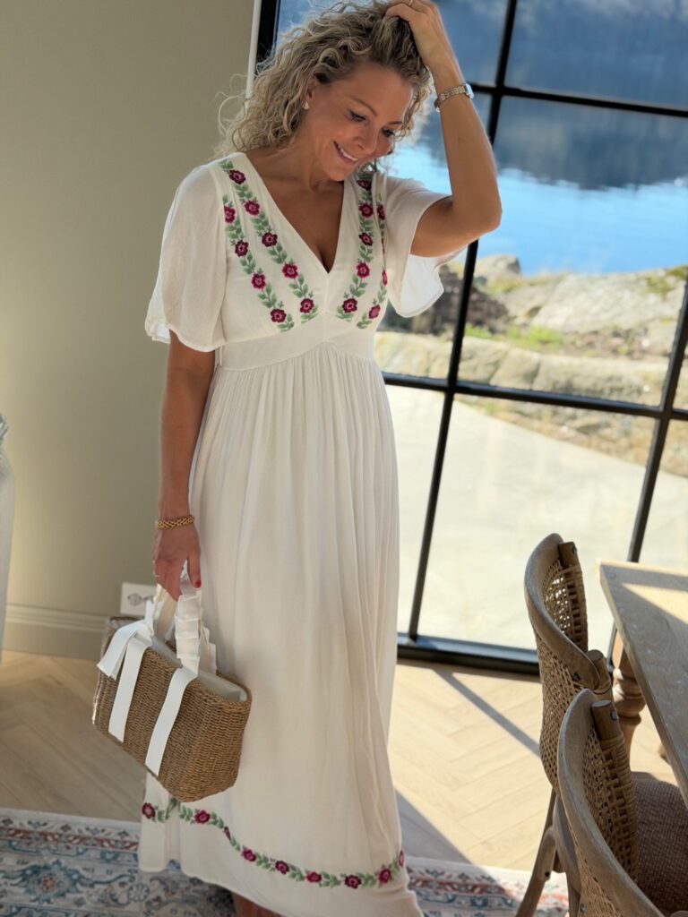 YAS Chella Maxi Smock Fest Dress – Sommerkjole i viskose med broderier