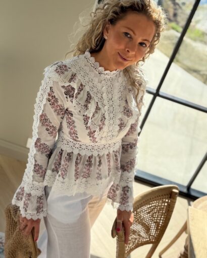 YAS Petra Top – Romantisk topp i bomull med blomsterprint og blonder