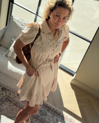 MissMaya Aurora Dress Biscotti Linen – Linkjole med broderie anglaise