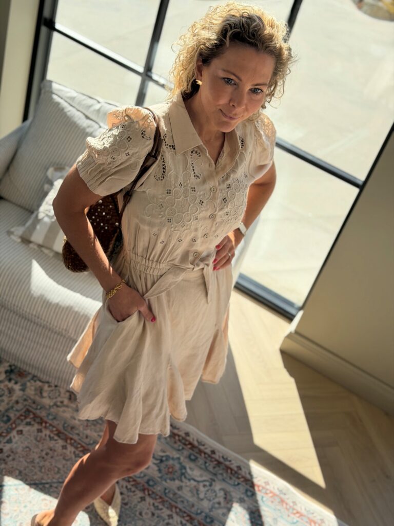 MissMaya Aurora Dress Biscotti Linen – Linkjole med broderie anglaise
