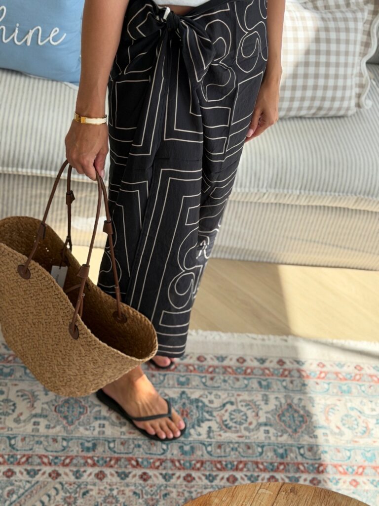My Essential Wardrobe SunMW Scarf Black – sort skjerf og sarong med print