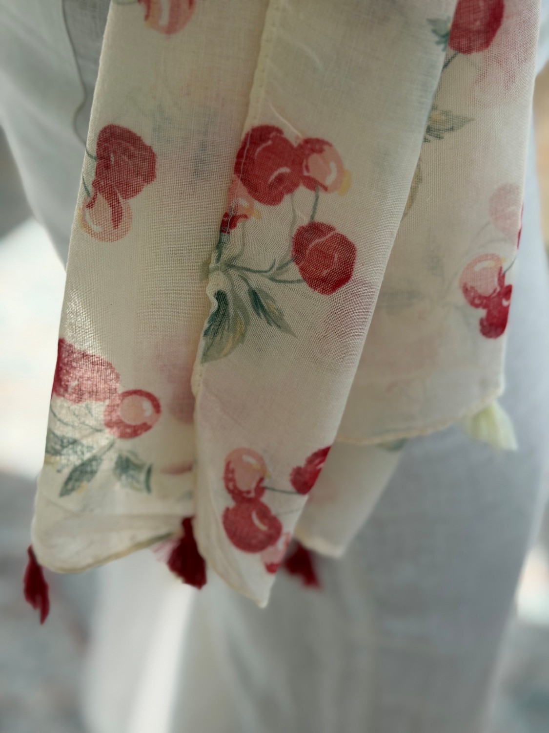Nohr Studio Skjerf med sommerlig Kirsebærprint og tassels