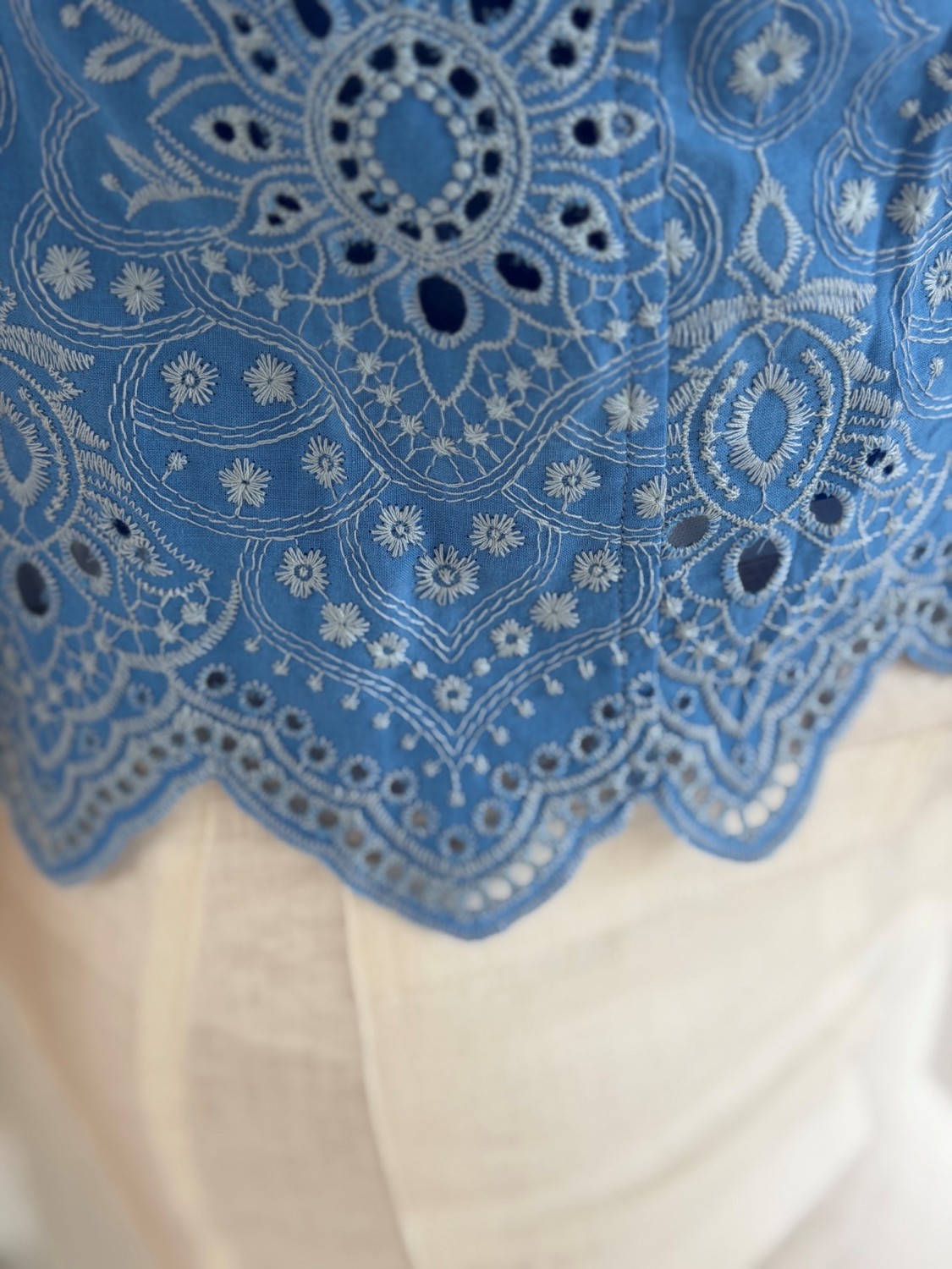 Y.A.S Freya SS Top Marina/W SkyWay – Feminin topp med elegante detaljer