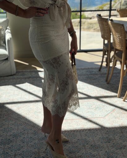 EDITED Sharon Skirt Almond Milk – feminint blondeskjørt dame en del av et sett