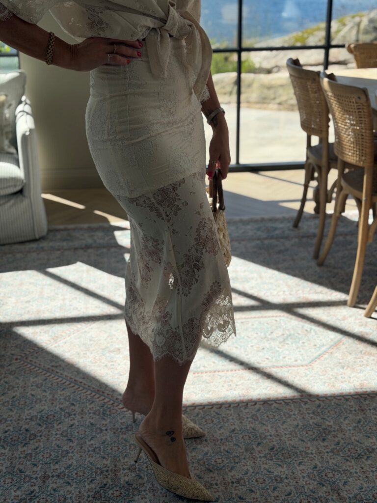 EDITED Sharon Skirt Almond Milk – feminint blondeskjørt dame en del av et sett