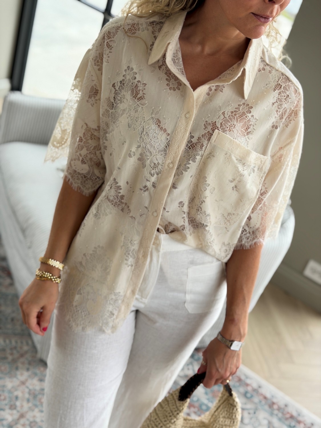 EDITED Bella Shirt Almond Milk – Eksklusivt lace sett med oversized skjorte