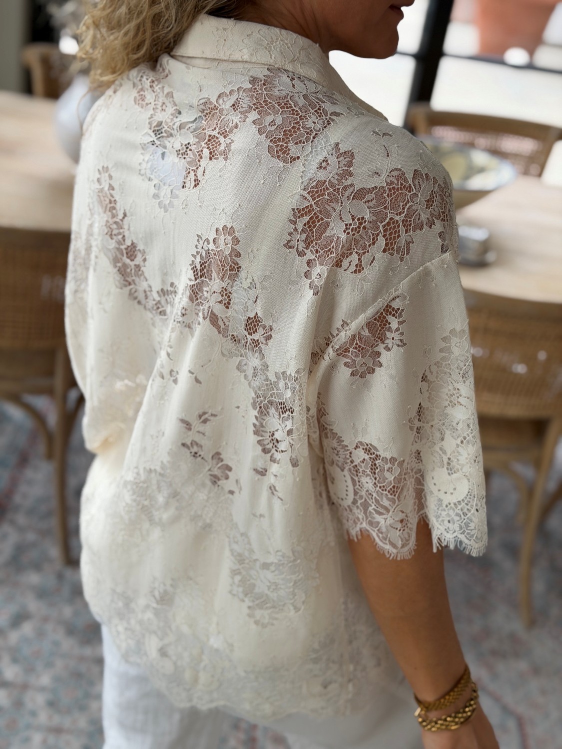EDITED Bella Shirt Almond Milk – Eksklusivt lace sett med oversized skjorte