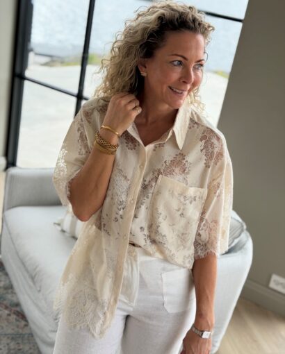 EDITED Bella Shirt Almond Milk – Eksklusivt lace sett med oversized skjorte