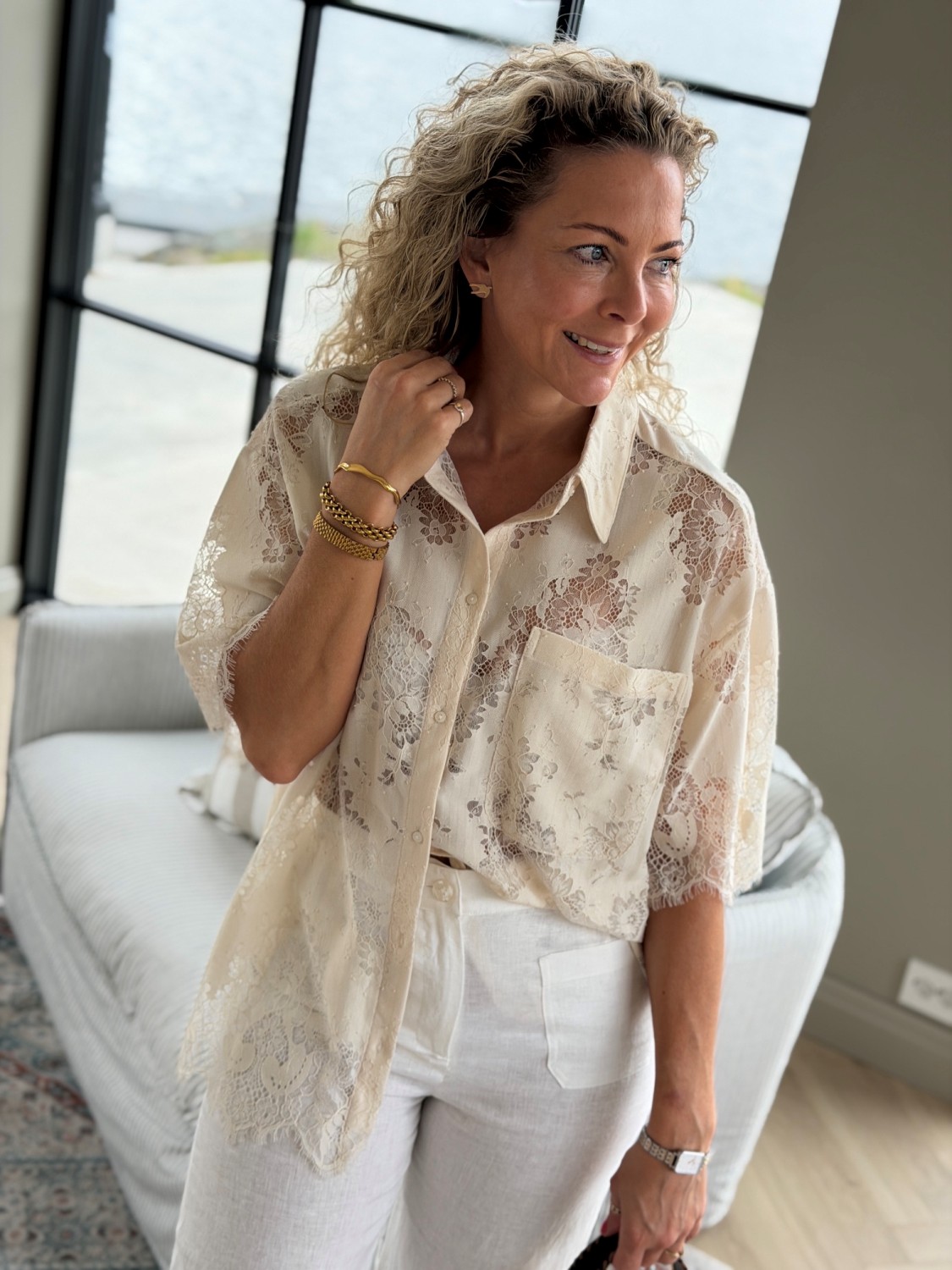 EDITED Bella Shirt Almond Milk – Eksklusivt lace sett med oversized skjorte