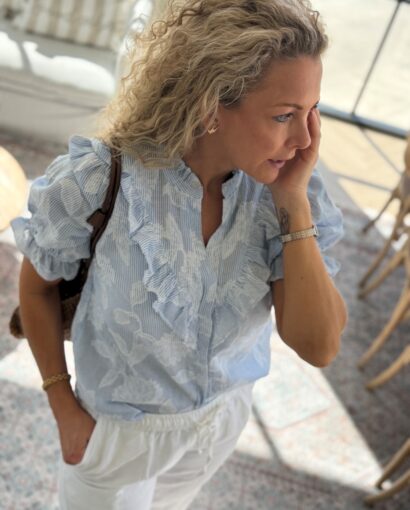 Neo Noir Manet Jacquard Blouse Light Blue – feminin bomullsbluse dame med puffermer