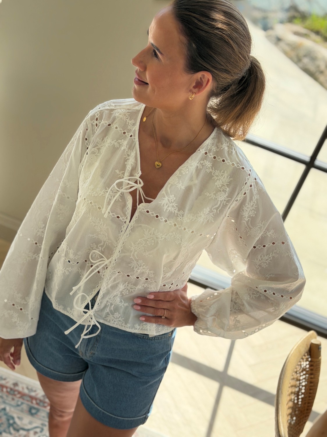 EDITED Lisanne Blouse – bomullsbluse med broderie anglaise og knytedetaljer