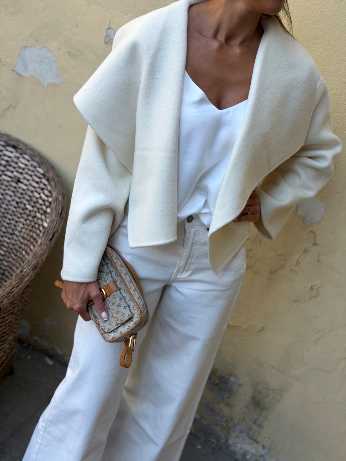 Urban Pioneers Luisa Jacket – Offwhite kort ytterjakke med stor sjalkrage
