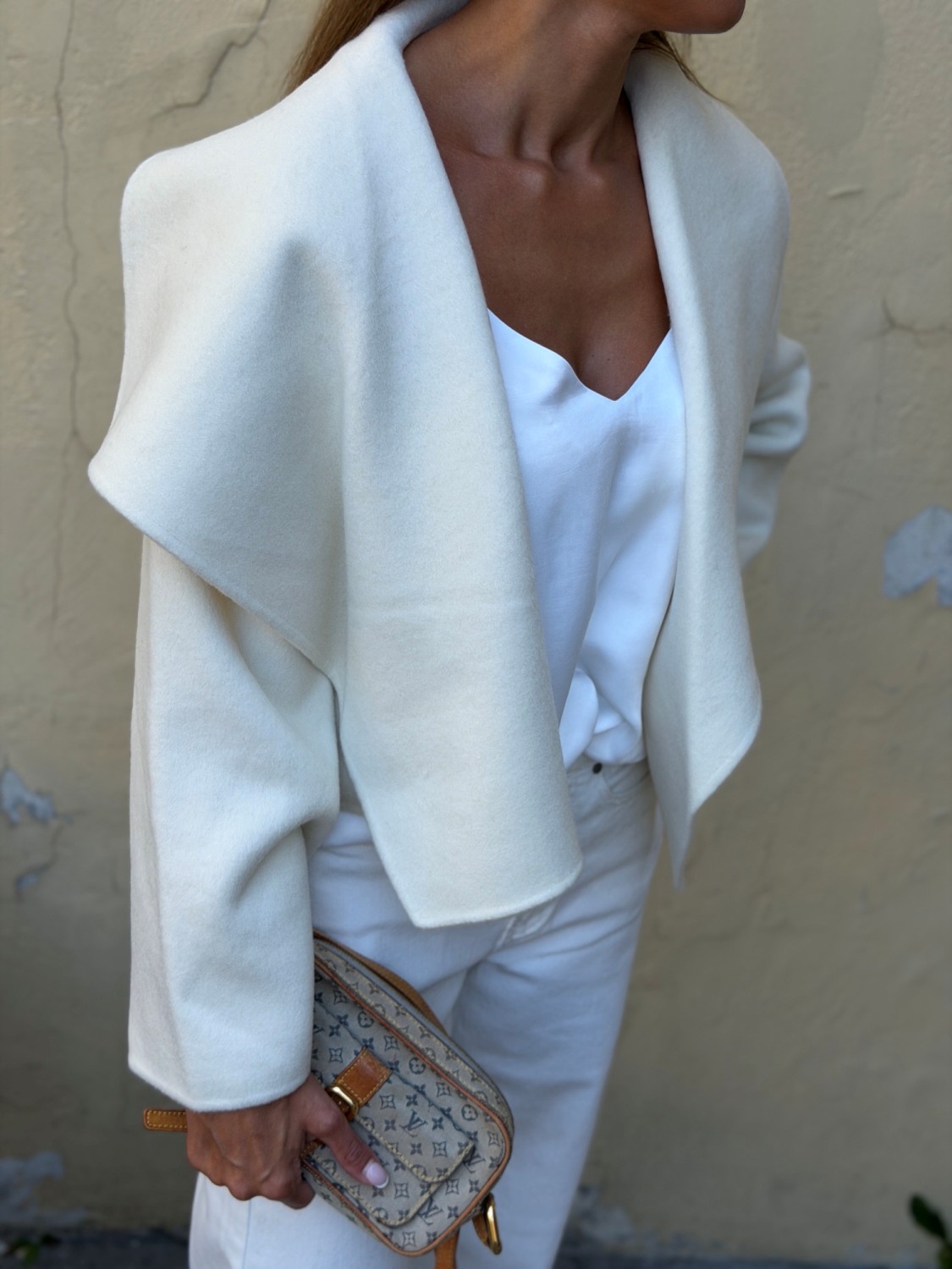 Urban Pioneers Luisa Jacket – Offwhite kort ytterjakke med stor sjalkrage