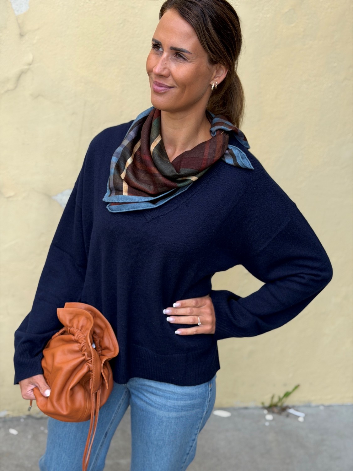 My Essential Wardrobe Jola V-Neck – Strikkegenser i 100 % merinoull med V-hals