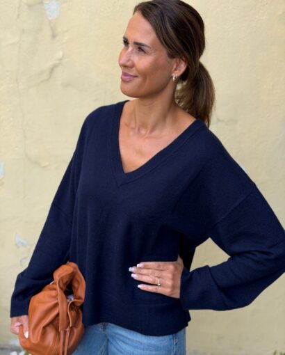 My Essential Wardrobe Jola V-Neck – Strikkegenser i 100 % merinoull med V-hals
