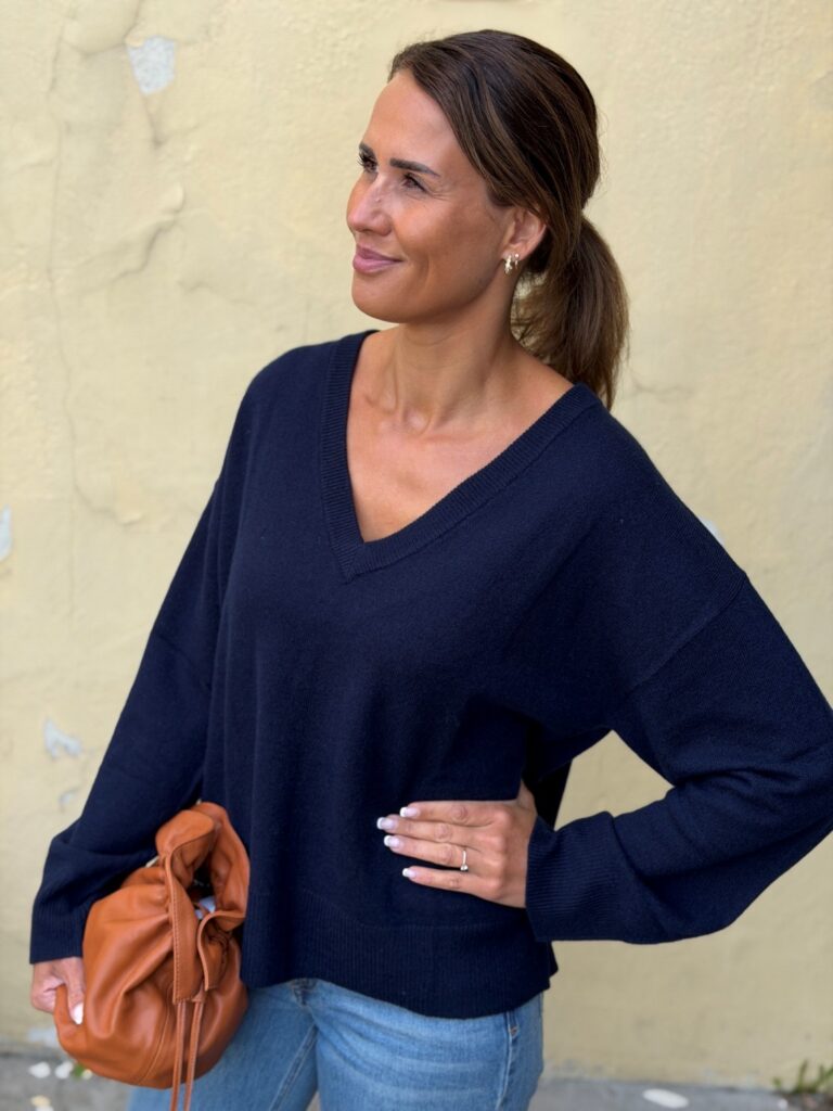 My Essential Wardrobe Jola V-Neck – Strikkegenser i 100 % merinoull med V-hals