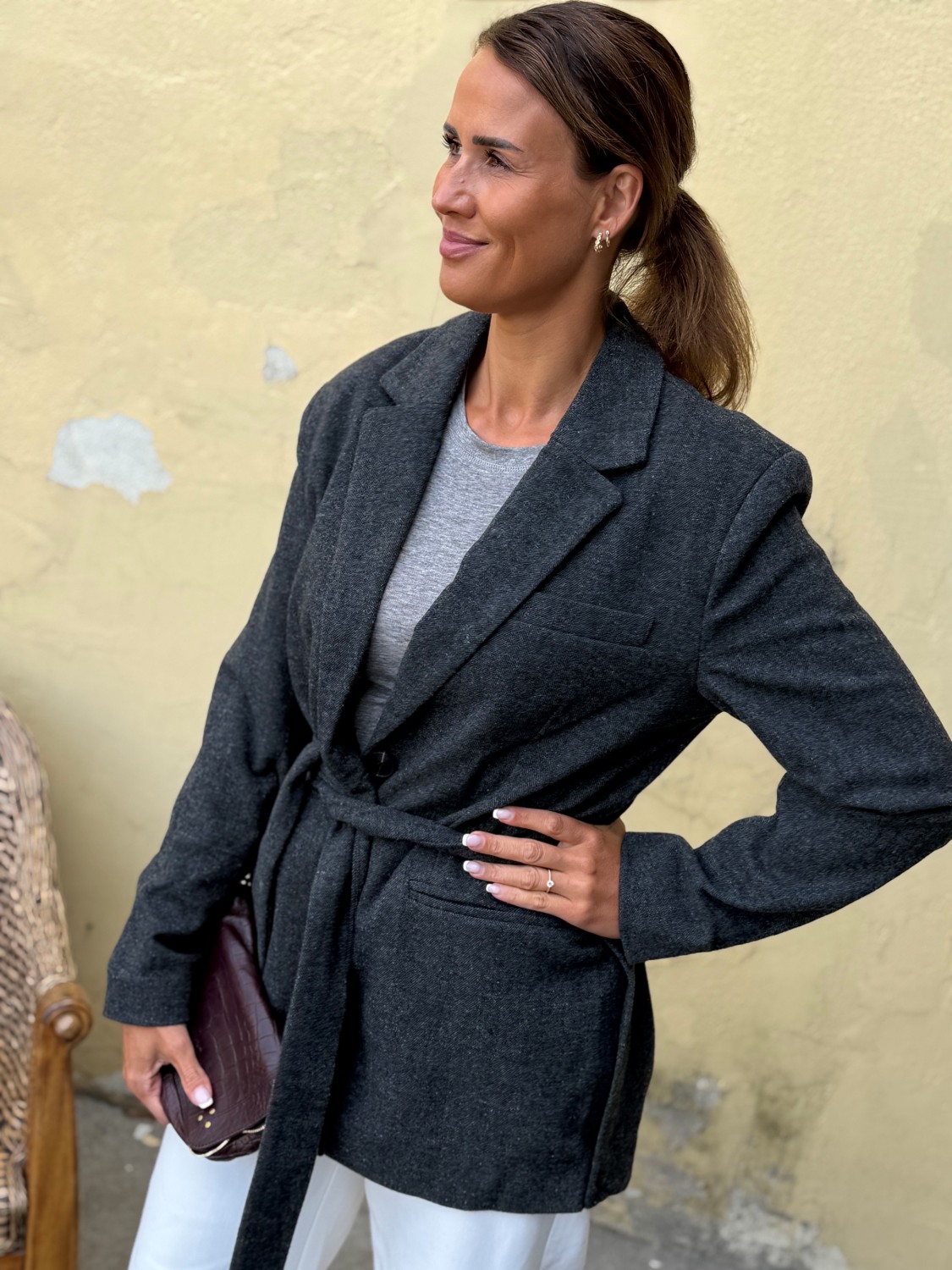 My Essential Wardrobe Layla Blazer – Klassisk blazer i ullblanding med belte