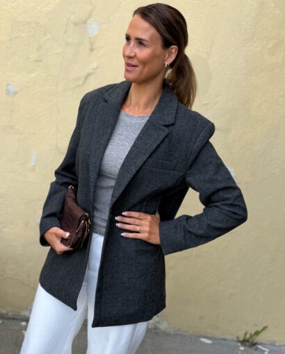 My Essential Wardrobe Layla Blazer – Klassisk blazer i ullblanding med belte