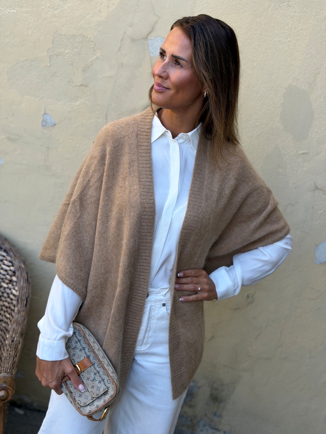 Six Ames Sanne Sjal/Poncho – Creme Brulee i 100 % vaskebjørnull