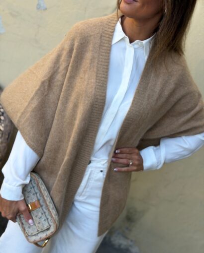 Six Ames Sanne Sjal/Poncho – Creme Brulee i 100 % vaskebjørnull