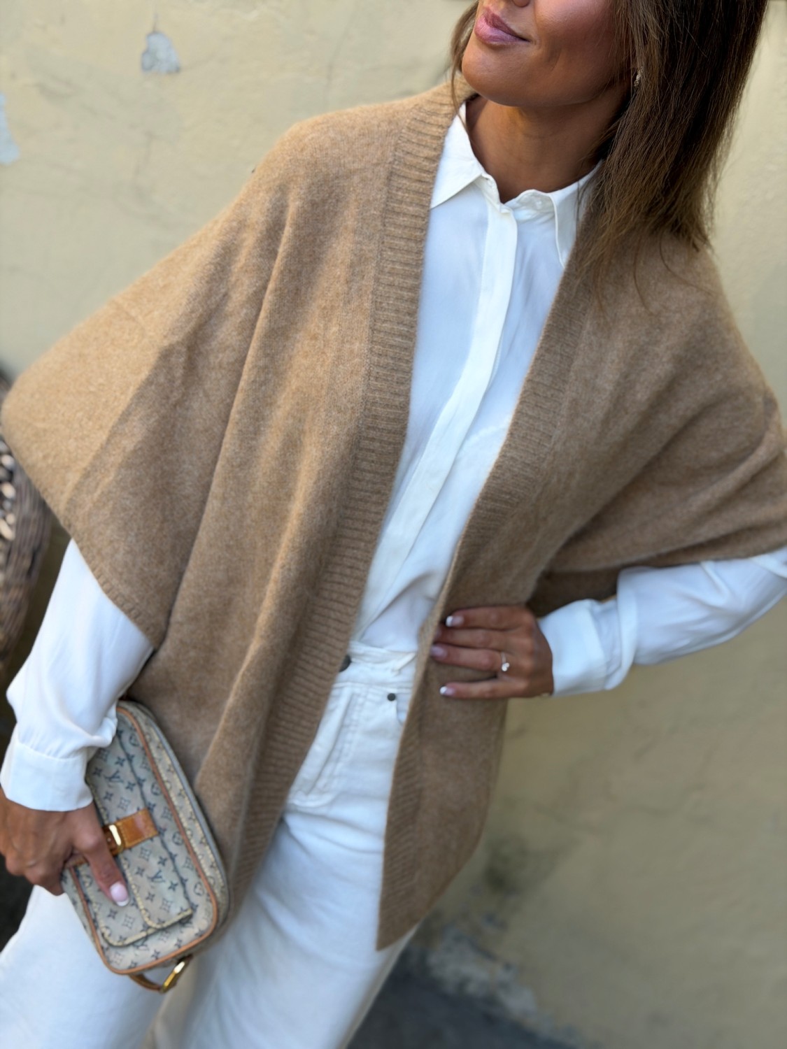 Six Ames Sanne Sjal/Poncho – Creme Brulee i 100 % vaskebjørnull