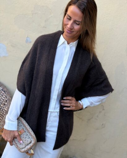Six Ames Sanne Sjal/Poncho – Espresso Brown i 100 % vaskebjørnull - Forhåndbestilling